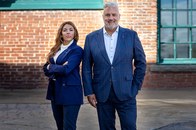 Photo du conseil Michel et son adjointe Stéphanie debout côte à côte.