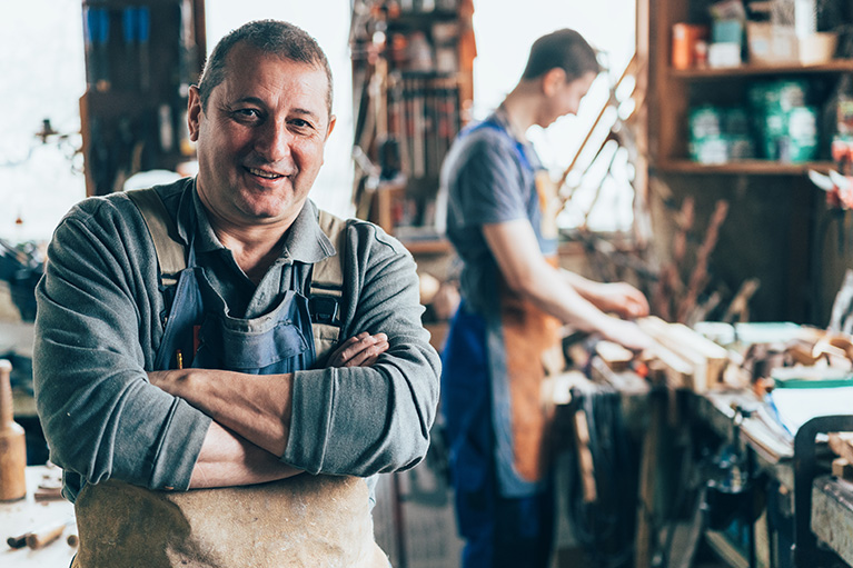 Père et fils au travail 