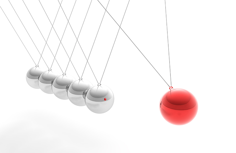 Plusieurs balles métalliques se frappent ensemble.