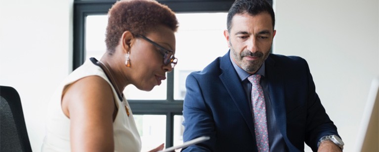 Une femme et un homme professionnels en rencontre d’affaires