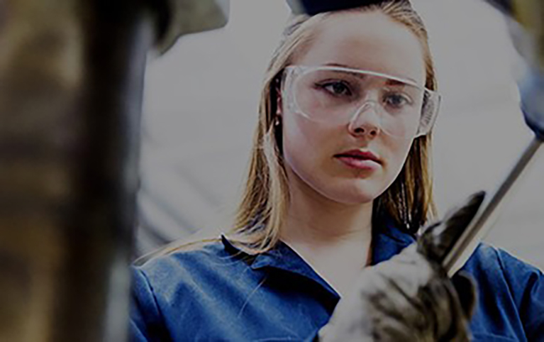 Employé sur une chaîne de montage.