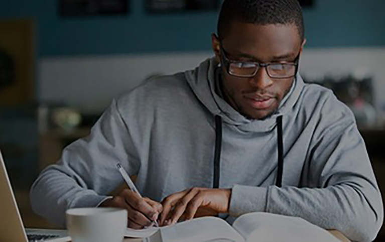 Étudiant regardant dans son livre.