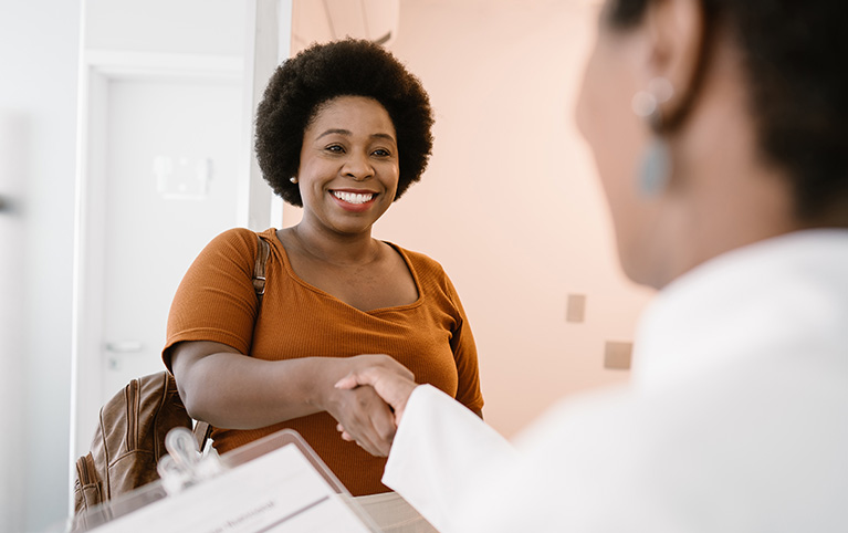 Un conseiller qui accueille un client