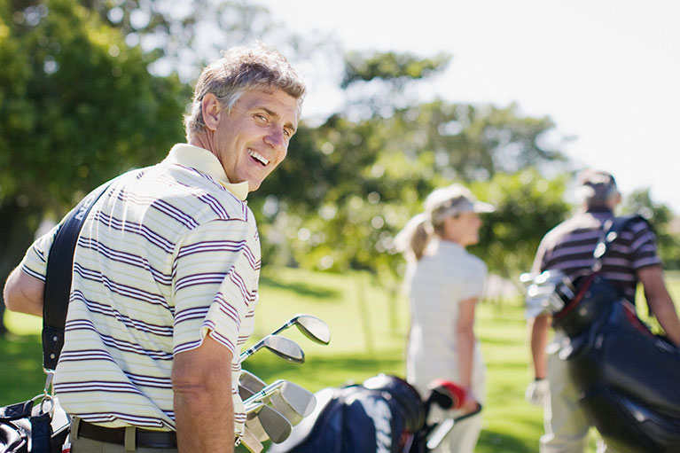Équipe de golfeurs sur un terrain 