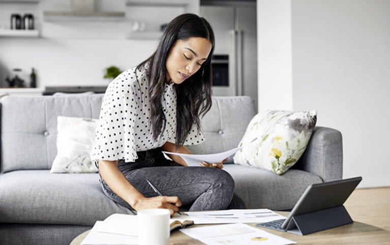 Une femme examine son budget après la publication du budget fédéral par le gouvernement.