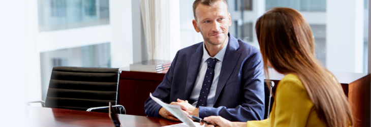 Conseiller en gestion de patrimoine écoutant attentivement sa cliente
