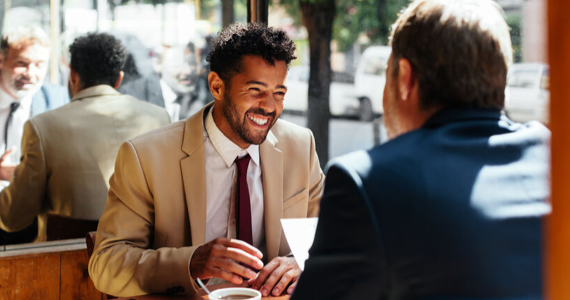 Un conseiller en discussion avec son client dans un café élégant