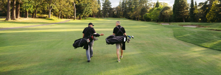 Deux hommes, discutant sereinement sur un terrain de golf