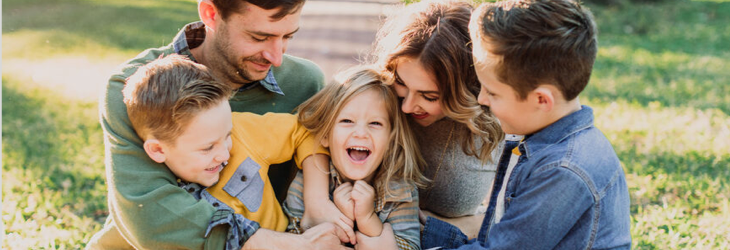 Famille composée de deux parents et de deux enfants ayant un moment joyeux et serein