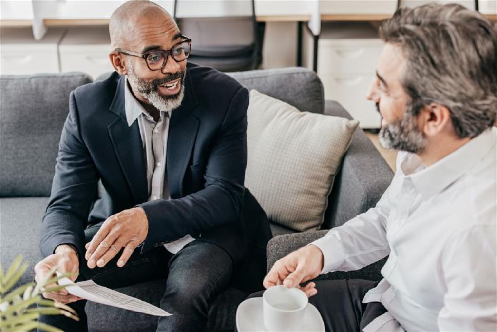 Un conseiller interagissant avec un client dans un bureau