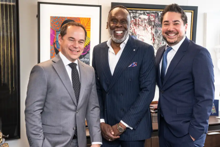 Bruny Surin accompagné des conseillers du Groupe Vo-Dignard Provost.