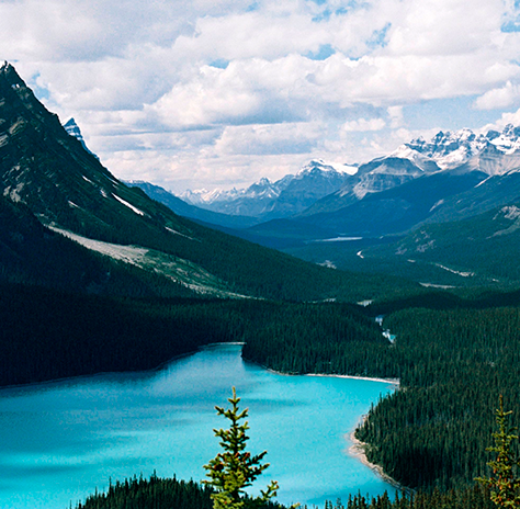 Un lac d’un bleu clair encerclé de montagnes.